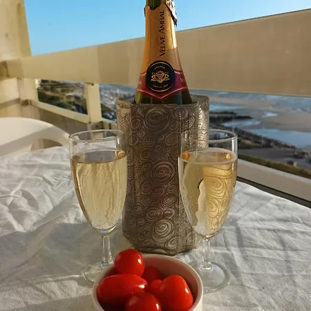 Les Pieds Presque Dans L'eau